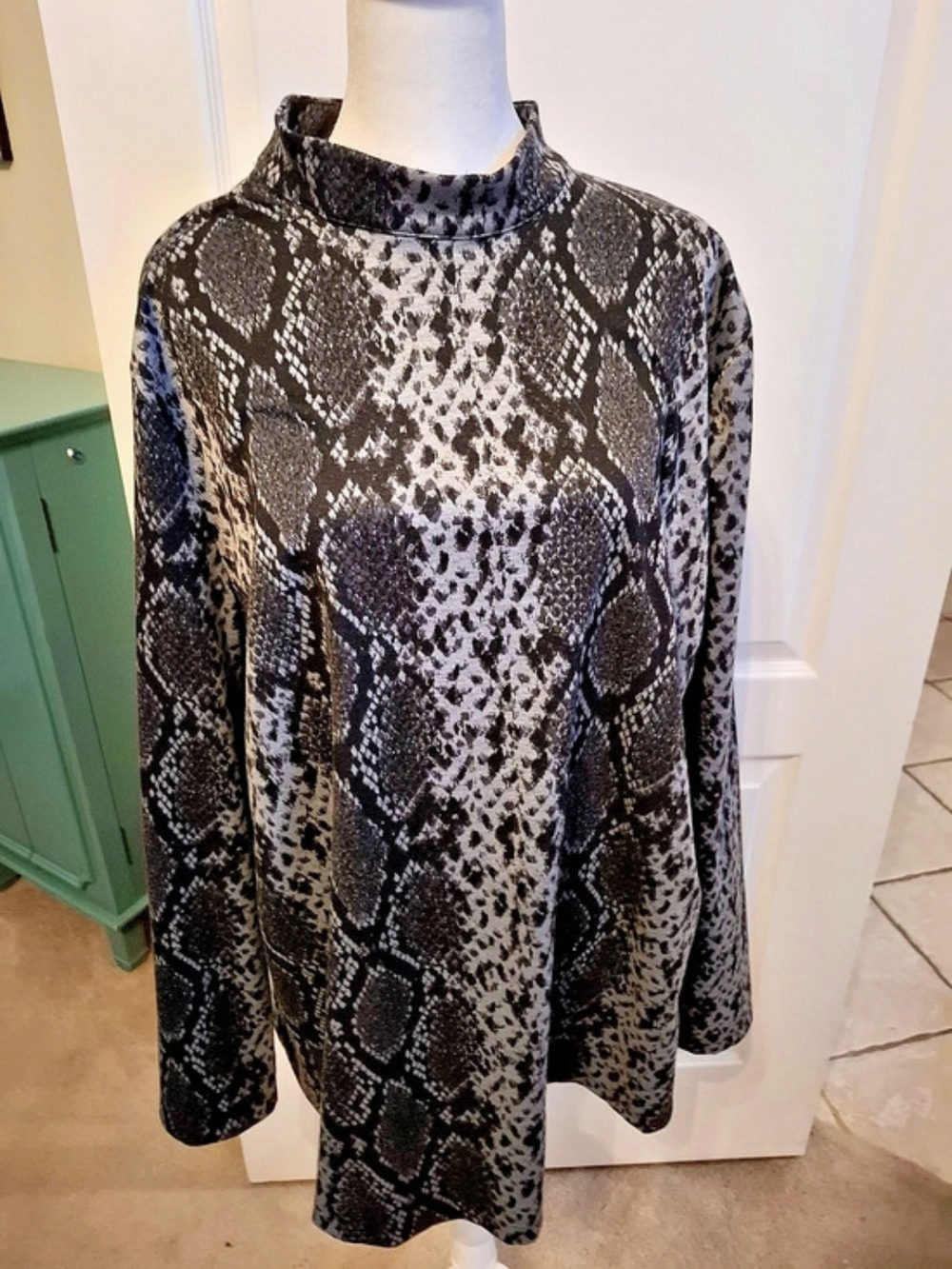 Versona Snakeskin Print Long Sleeve Top in Black & Gray Size XXL